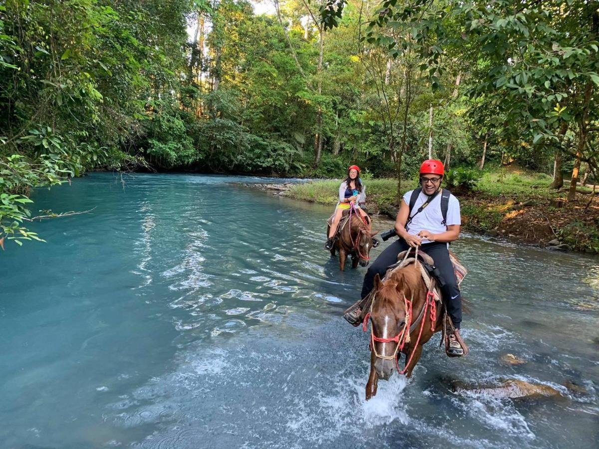 Jinetes cruzando el Río Celeste