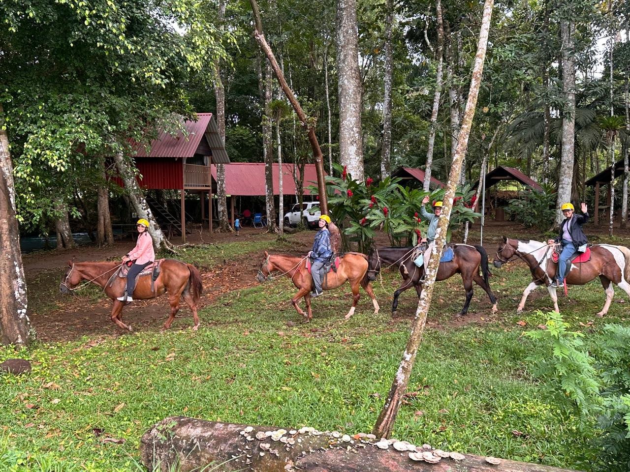 Grupo en cabalgata por la selva de Río Celeste