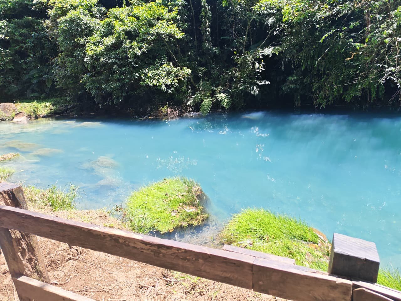 Laguna Azul en el Parque Nacional Volcán Tenorio