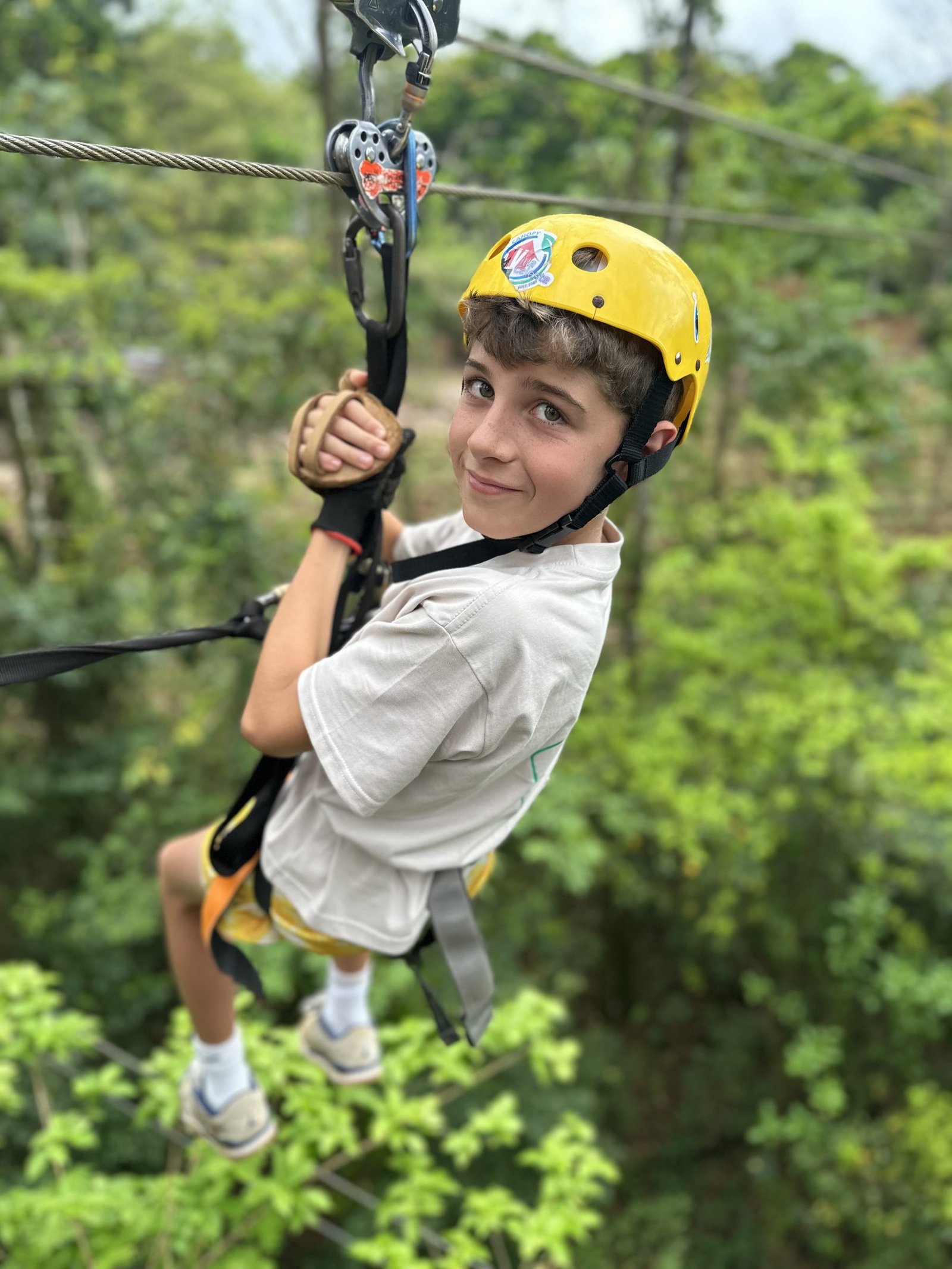 Niño en zipline