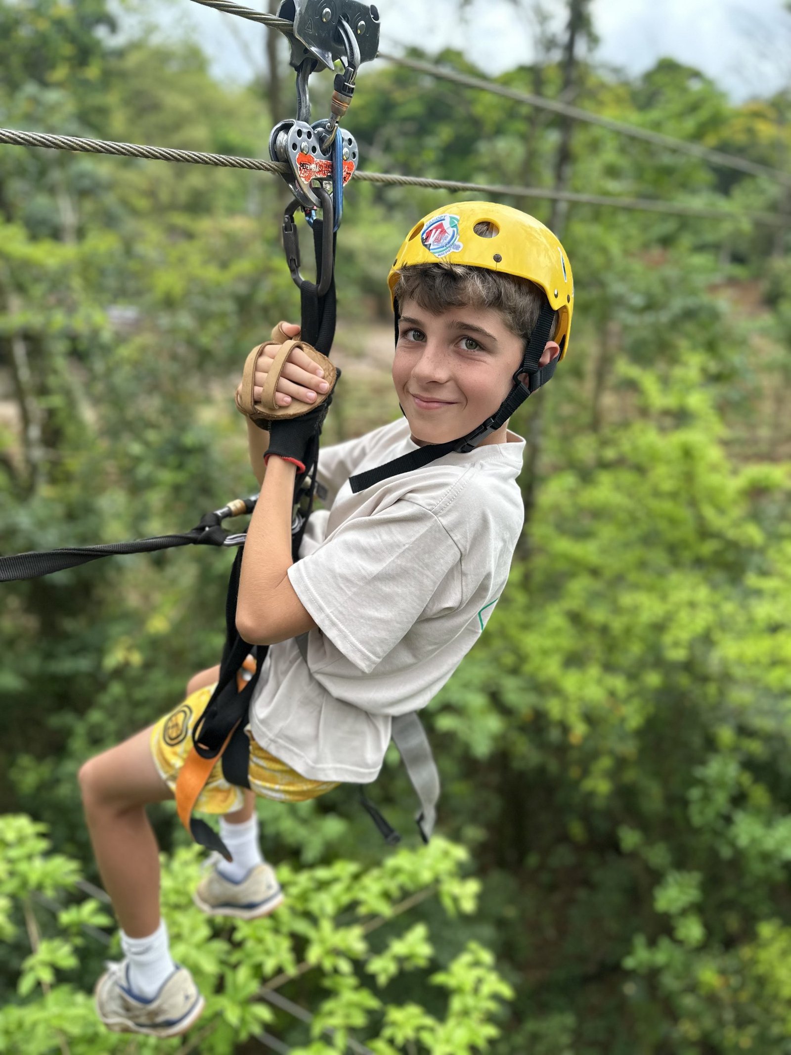 Niño disfrutando el canopy