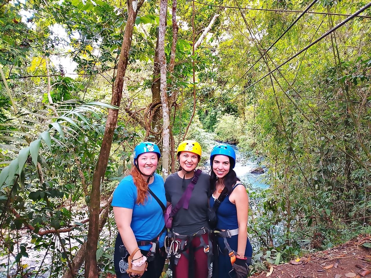 Grupo con equipo de canopy junto al río
