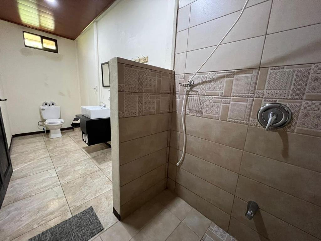 Baño de la habitación estándar con ducha de agua caliente