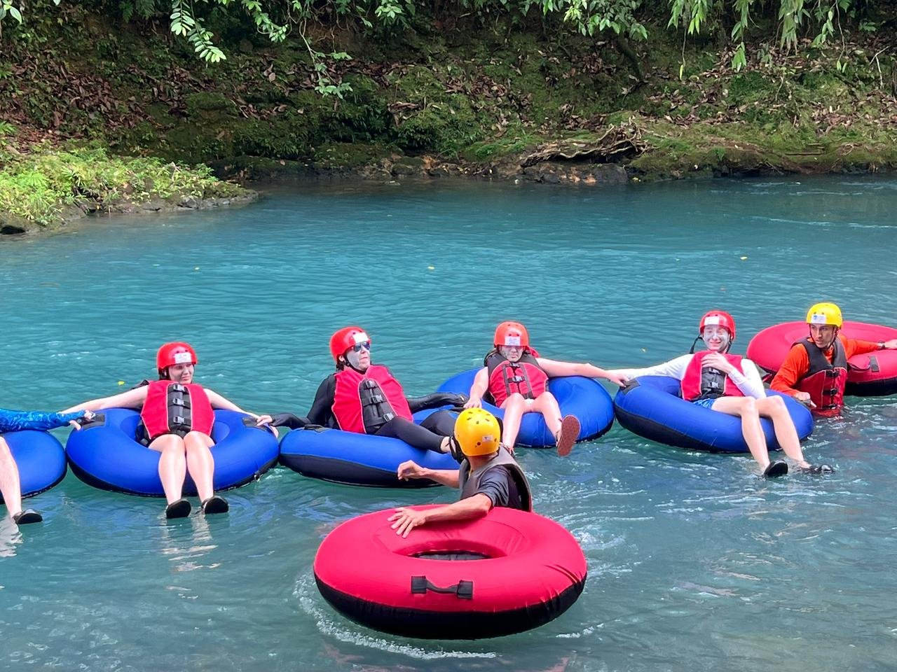 Grupo de visitantes en Río Celeste, Costa Rica