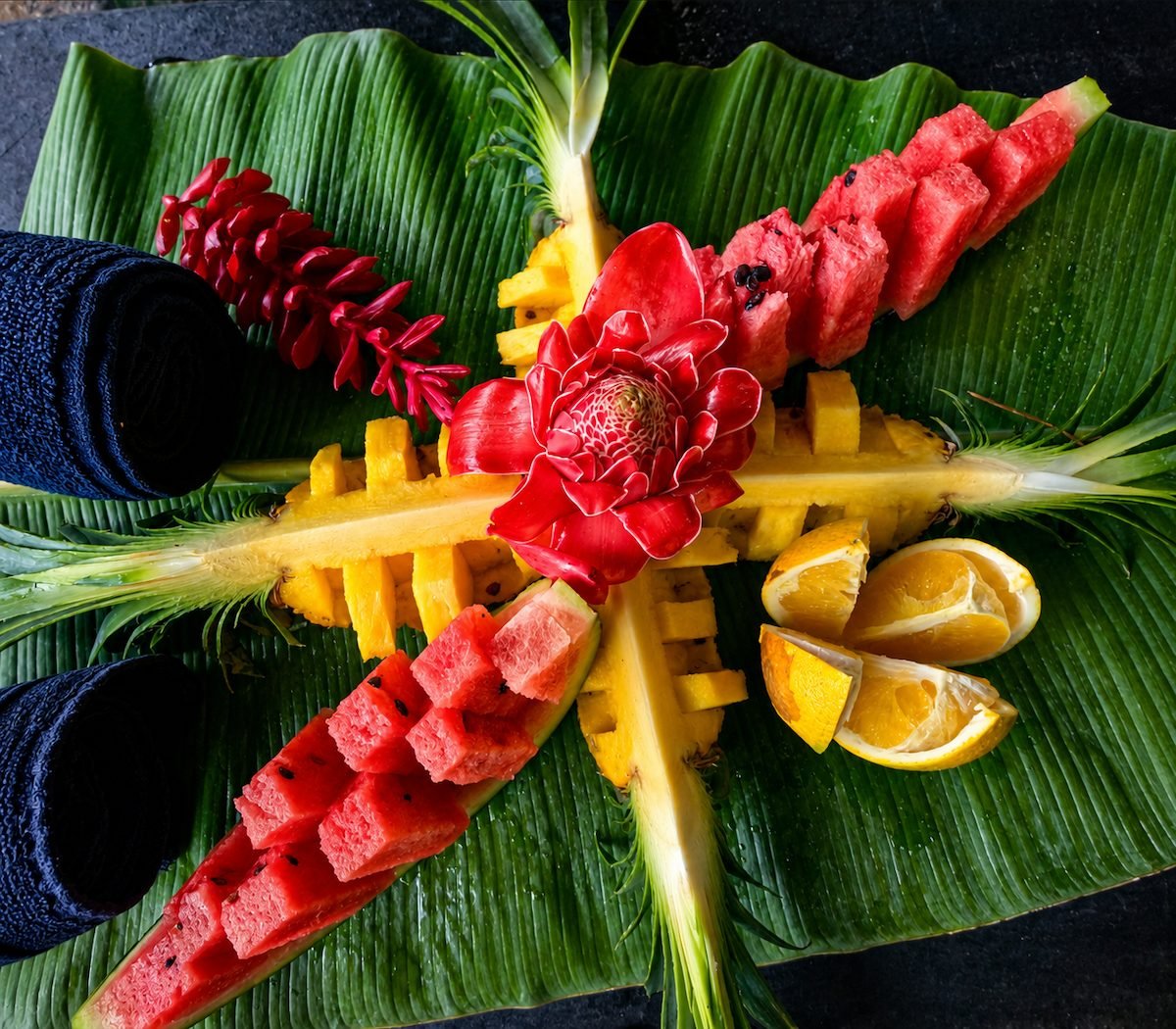 Refrigerio de frutas junto al río