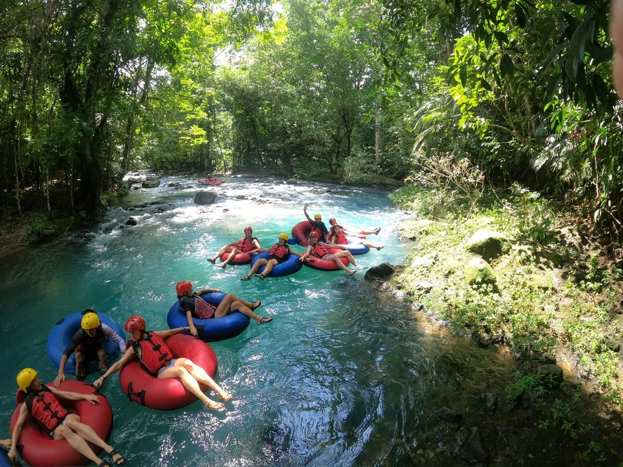 Grupo en tubing Río Celeste