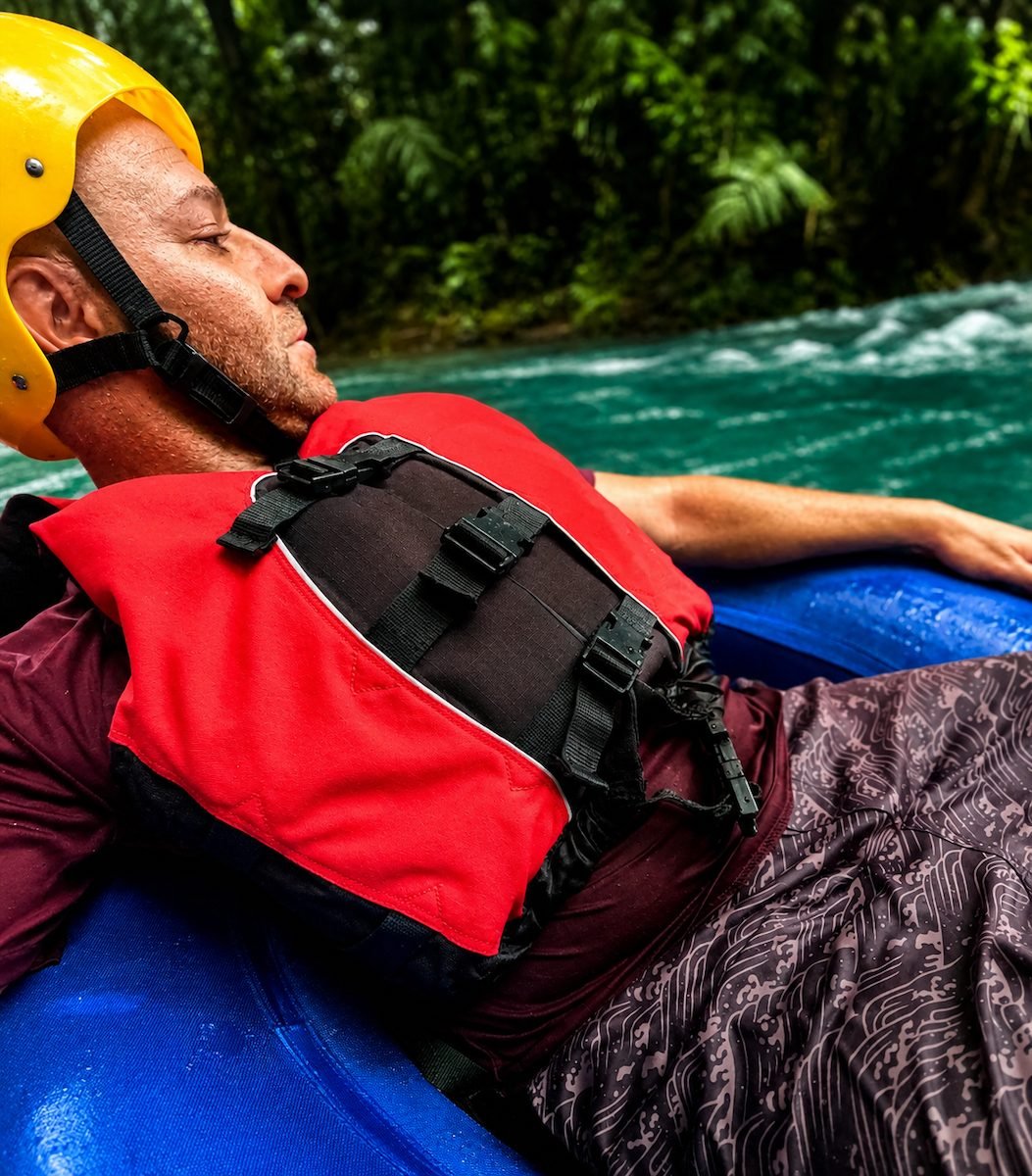 Flotando relajado en el río