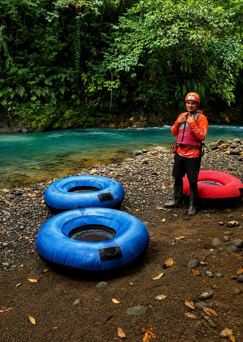 Flotadores en la orilla del río turquesa